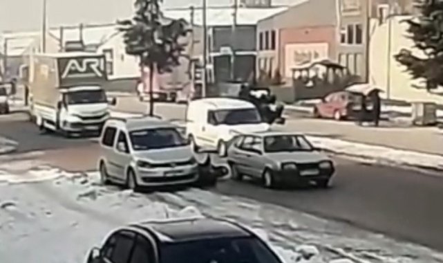 Motosiklet sürücüsünün iki araç arasına sıkıştığı kaza kamerada